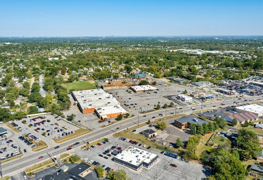 5796 S Lindbergh Blvd, Saint Louis, MO à louer - Photo du bâtiment - Image 2 de 5