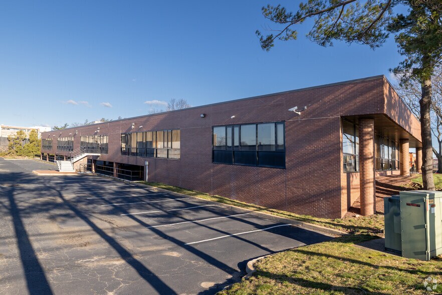 1 Michael Ave, Farmingdale, NY à louer - Photo du bâtiment - Image 3 de 31