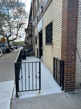 4602 30th Ave, Astoria, NY à louer Photo du bâtiment- Image 2 de 12