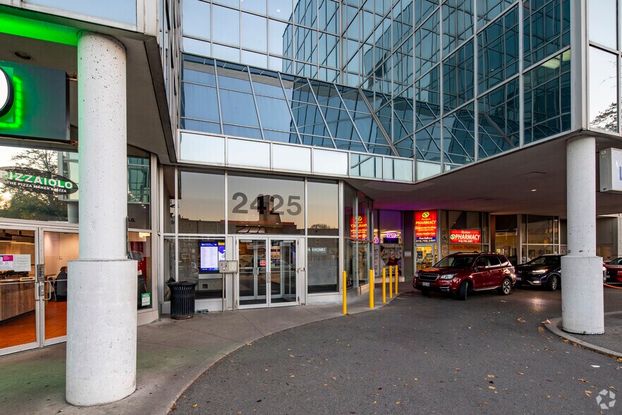 2425 Bloor St W, Toronto, ON à louer - Photo du bâtiment - Image 3 de 6