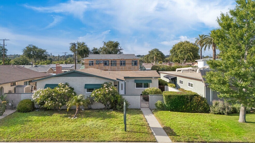 1457 E Chapman Ave, Fullerton, CA à vendre - Photo du bâtiment - Image 3 de 33