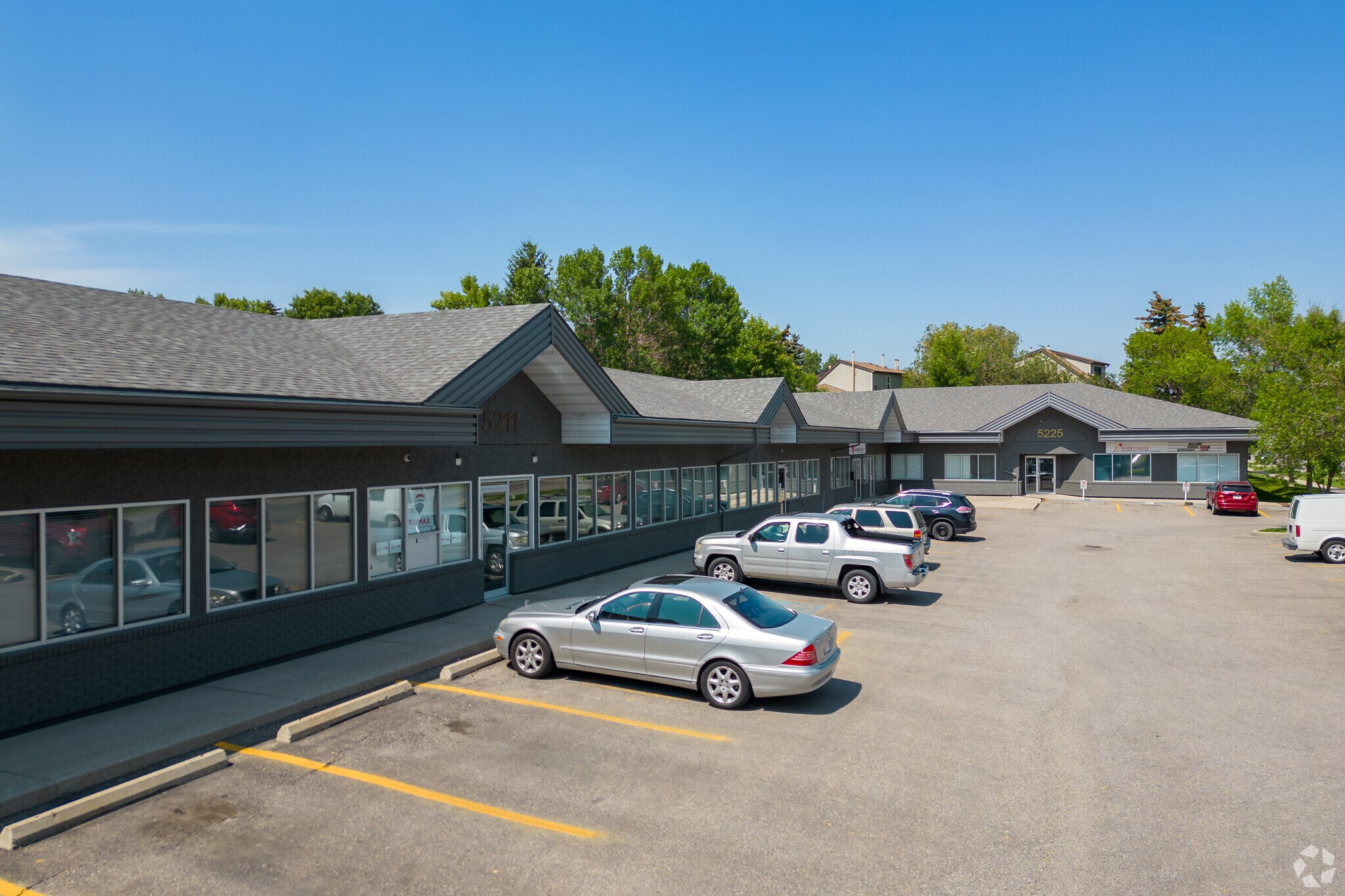5211-5225 4th St NE, Calgary, AB for sale Primary Photo- Image 1 of 1