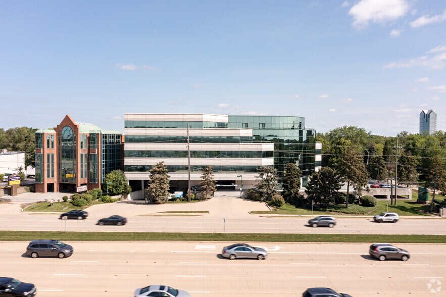 17W220 22nd St, Oakbrook Terrace, IL à louer - Photo du bâtiment - Image 3 de 6