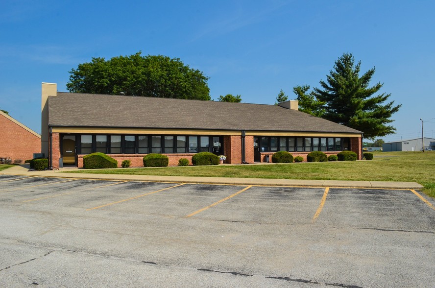 2590 Federal Dr, Decatur, IL for lease - Building Photo - Image 1 of 3