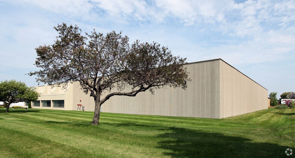 3300 Orlando Dr, Mississauga, ON à louer - Photo du bâtiment - Image 2 de 2