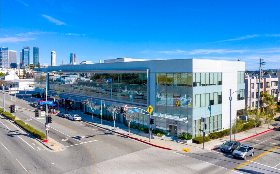 10700 Santa Monica Blvd, Los Angeles, CA à louer - Photo du bâtiment - Image 2 de 5