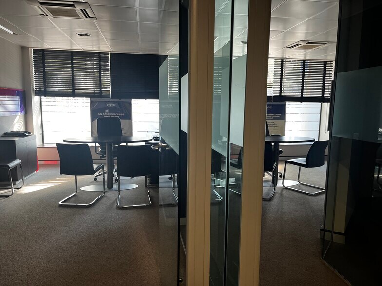 Bureau/Commerce de détail dans Marseille à louer - Photo du bâtiment - Image 3 de 6