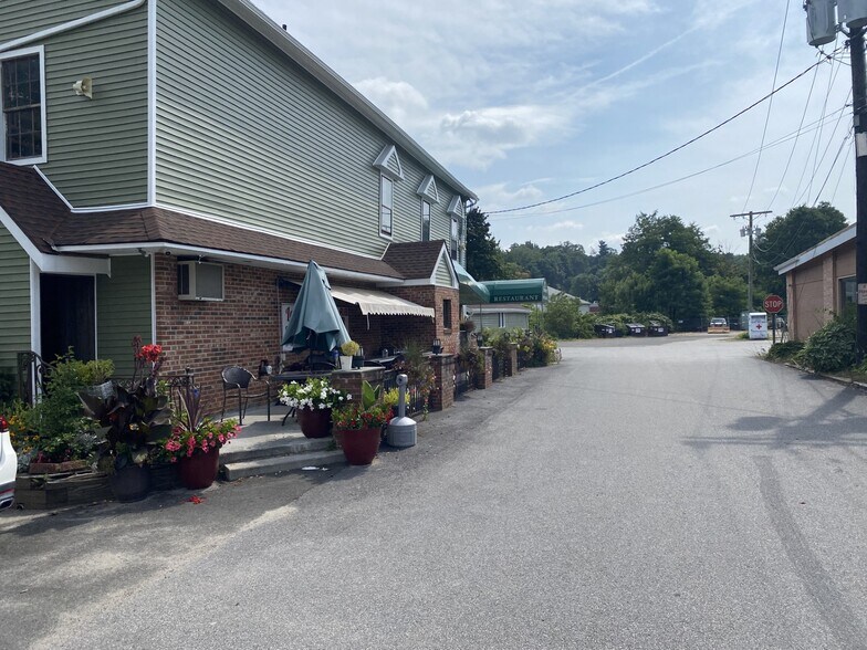 17 Rowley St, Winsted, CT à vendre - Photo du bâtiment - Image 2 de 12