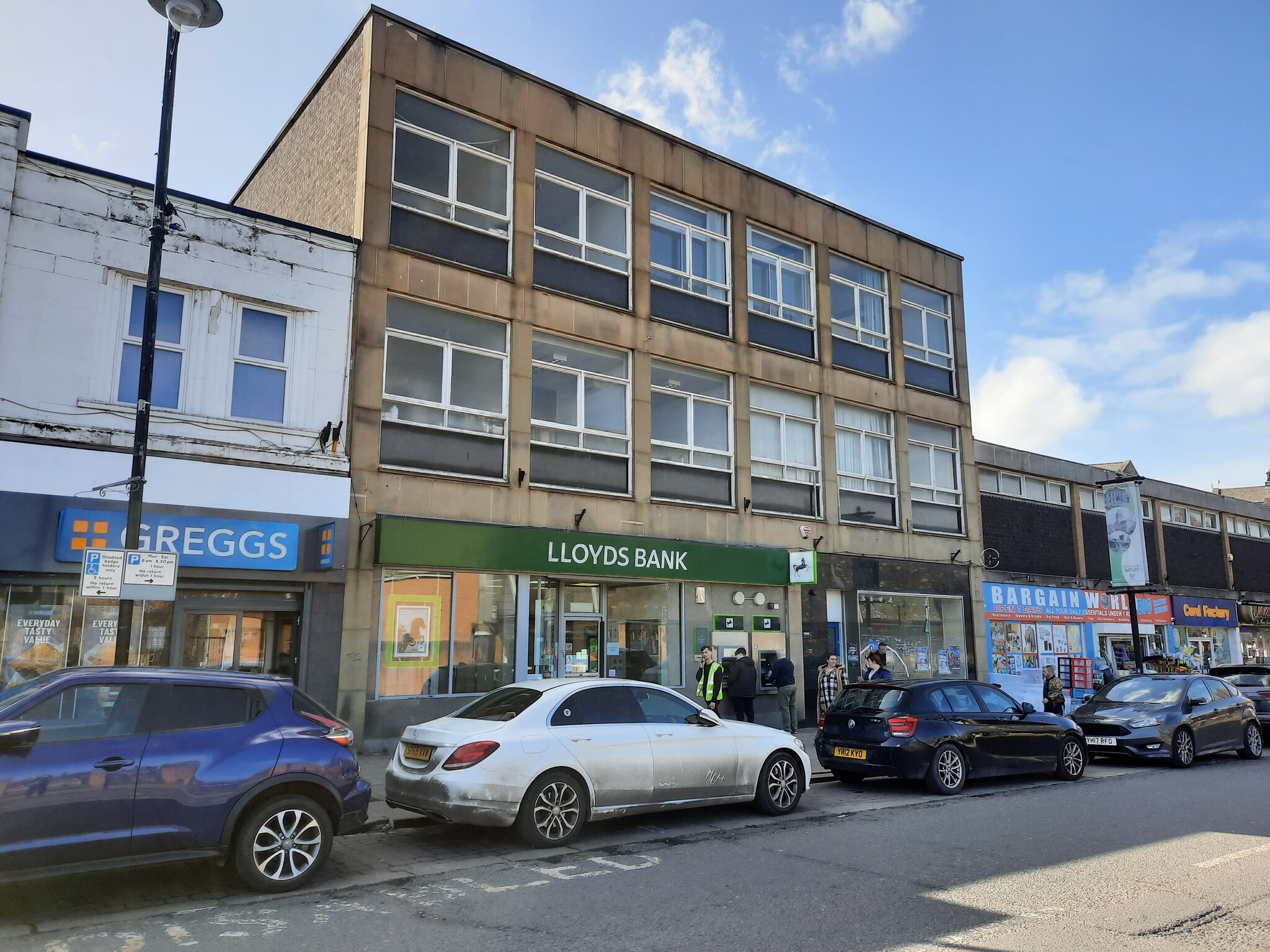 Commercial Street, Batley à louer Photo du b timent- Image 1 de 3