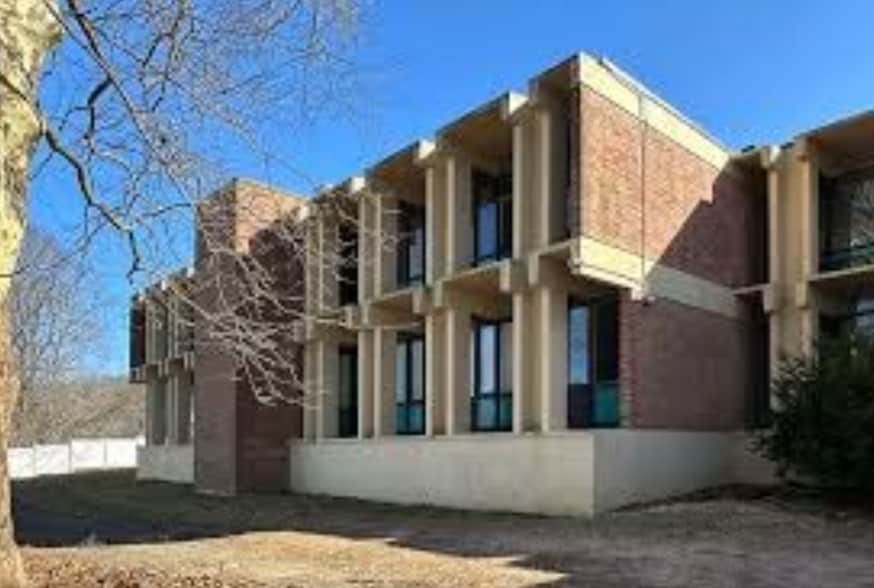 School Buildings for Redevelopment (RFP) portfolio of 2 properties for sale on LoopNet.ca - Building Photo - Image 2 of 4