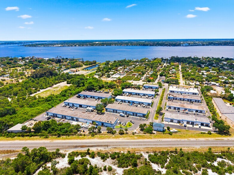 895 NE Dixie Hwy, Jensen Beach, FL à louer - Photo du bâtiment - Image 2 de 15