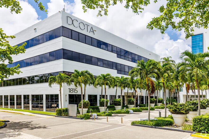 1815 Griffin Rd, Dania Beach, FL à louer - Photo du bâtiment - Image 2 de 10