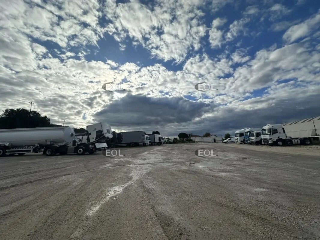 Flex in Vitrolles for lease Building Photo- Image 1 of 3