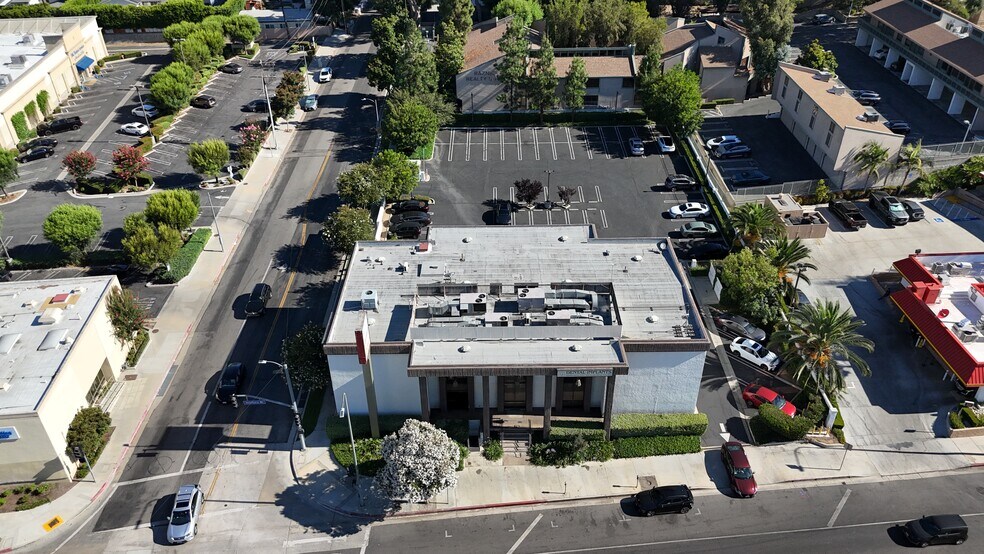 19900 Ventura Blvd, Woodland Hills, CA à louer - Photo du bâtiment - Image 3 de 6
