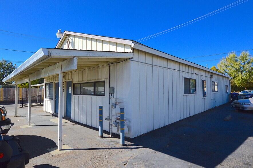 705 Pine St, Red Bluff, CA à vendre - Photo du bâtiment - Image 2 de 20
