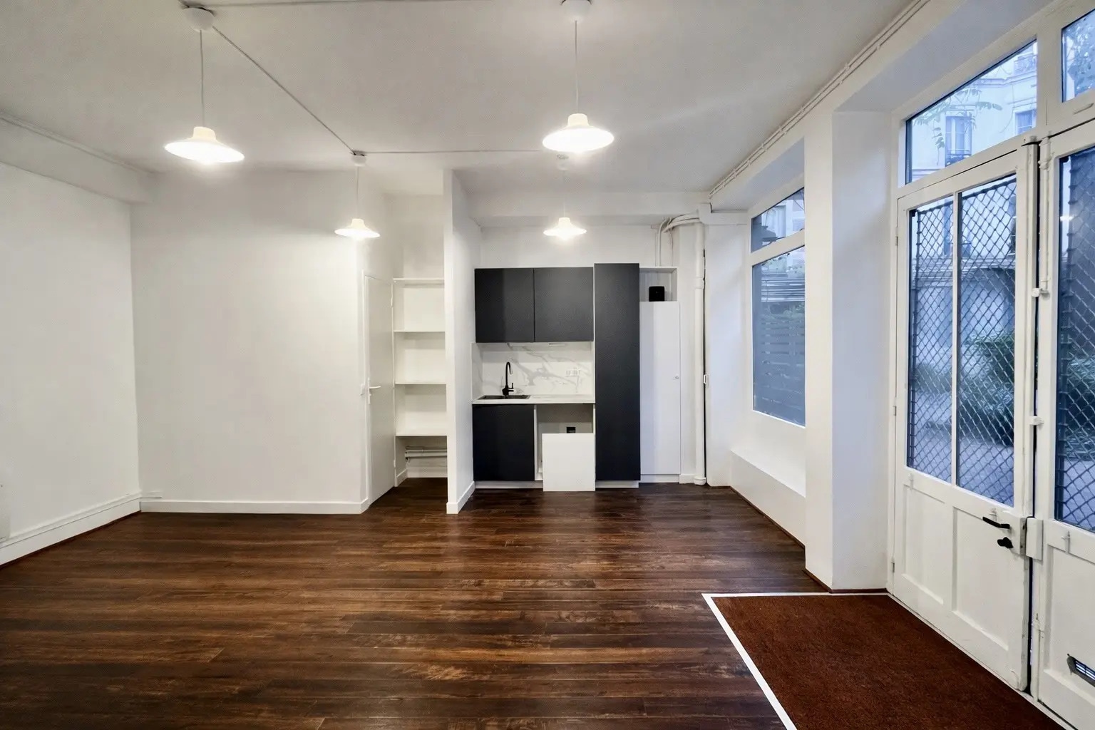 Office in Paris for lease Interior Photo- Image 1 of 5