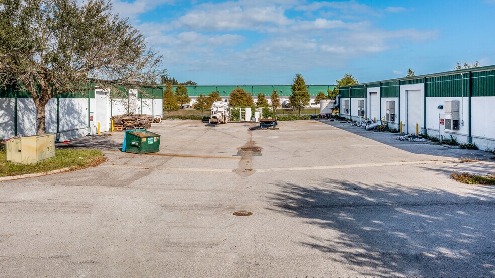 1770-1780 Business Center Lane portefeuille de 2 propriétés à vendre sur LoopNet.ca - Photo du bâtiment - Image 3 de 22