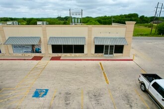 1320 W Oaklawn Dr, Pleasanton, TX for lease Building Photo- Image 1 of 2