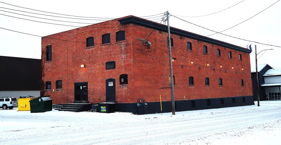 4917 47 St, Camrose, AB à vendre - Photo du bâtiment - Image 2 de 12