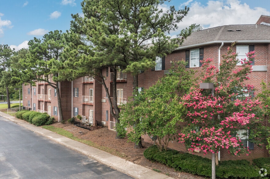 6301 Village Grove Dr, Memphis, TN for sale - Building Photo - Image 3 of 12