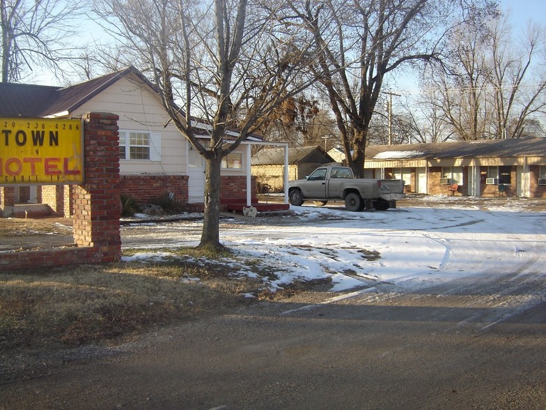 121 Maple St, Chetopa, KS for sale - Primary Photo - Image 1 of 1