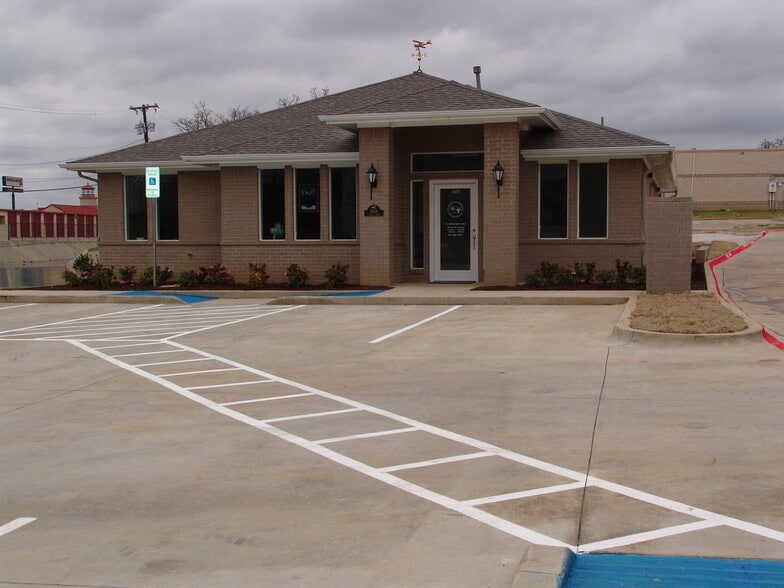 1609 Circle Ln, Bedford, TX à vendre - Photo du bâtiment - Image 2 de 8