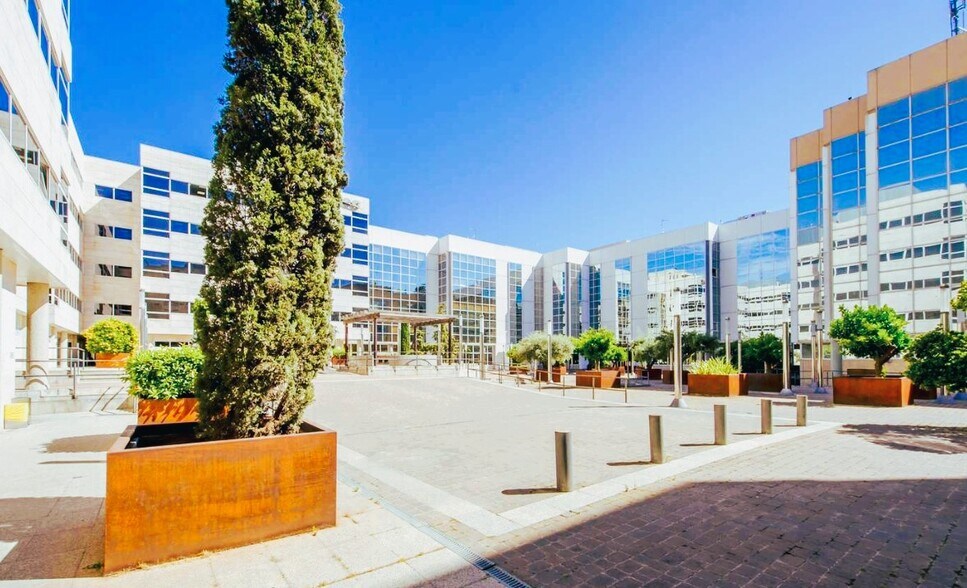 Calle de Julián Camarillo, 29, Madrid, Madrid à louer - Photo du bâtiment - Image 2 de 6