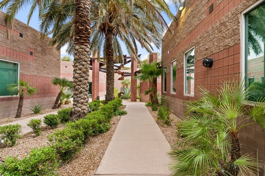 3579 Red Rock St, Las Vegas, NV à louer - Photo du bâtiment - Image 2 de 14