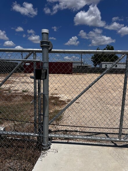 52 Crawford Dr, Victoria, TX for lease - Building Photo - Image 3 of 15