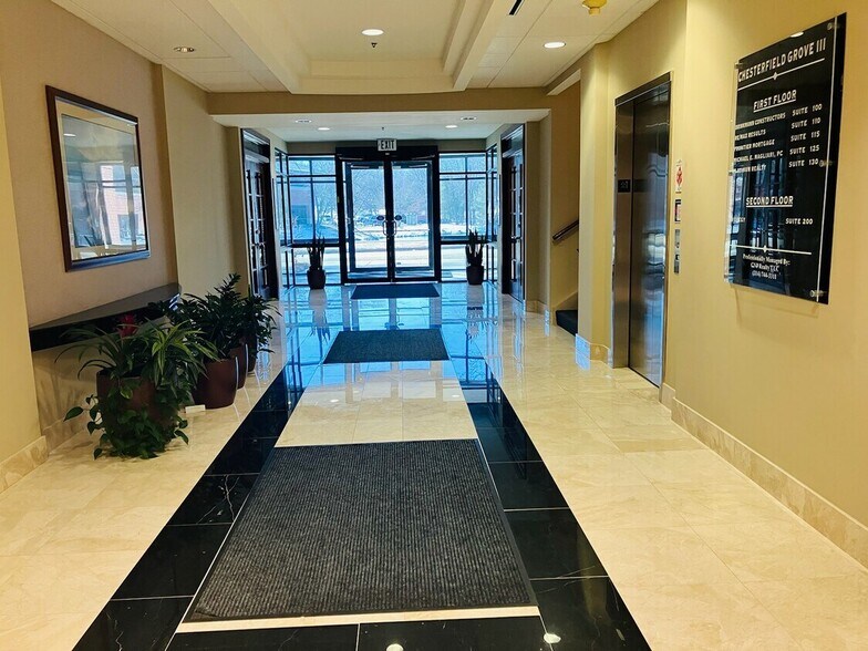 16647 Chesterfield Grove Rd, Chesterfield, MO à louer - Photo du bâtiment - Image 2 de 4