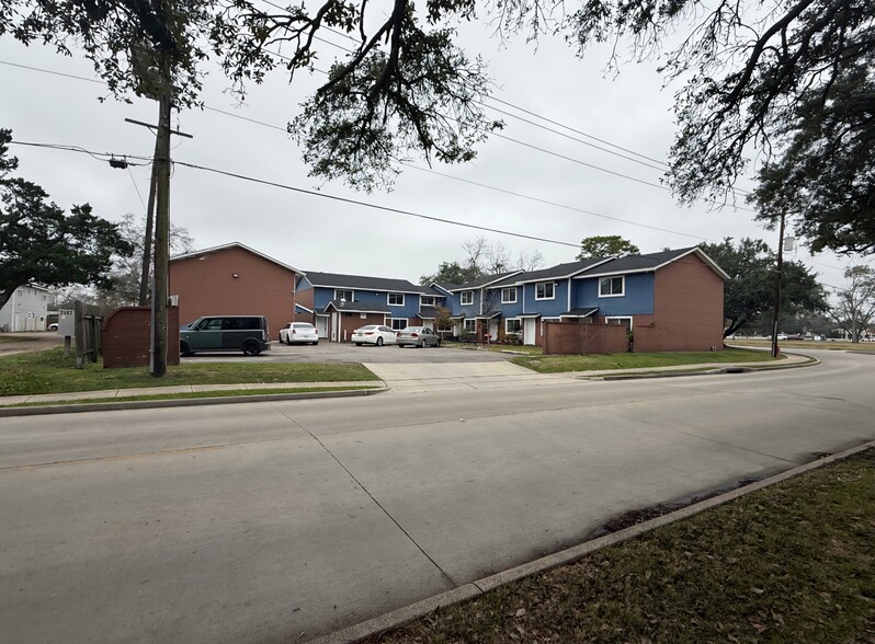 1904 Mustang Rd, Alvin, TX for sale - Primary Photo - Image 1 of 7