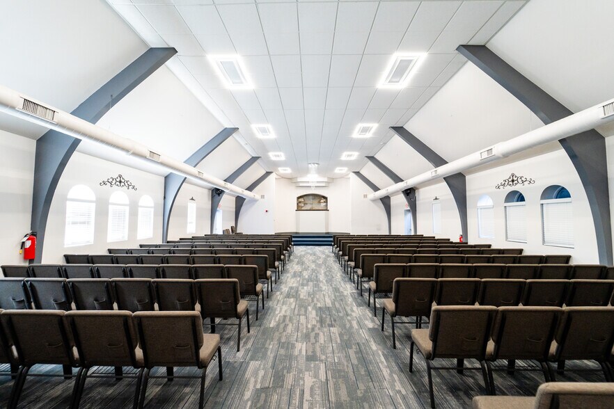 CHURCH WITH EVENT SPACE & 6-BEDROOM HOME portefeuille de 3 propriétés à vendre sur LoopNet.ca - Photo intérieure - Image 2 de 13