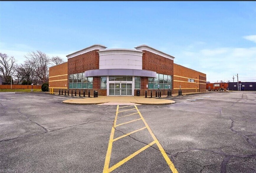 475 E 185th St, Euclid, OH à vendre - Photo du bâtiment - Image 2 de 30