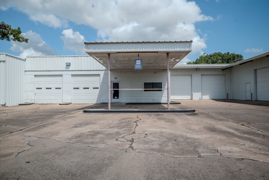 619 E Jackson St, El Campo, TX à louer - Photo du bâtiment - Image 2 de 53