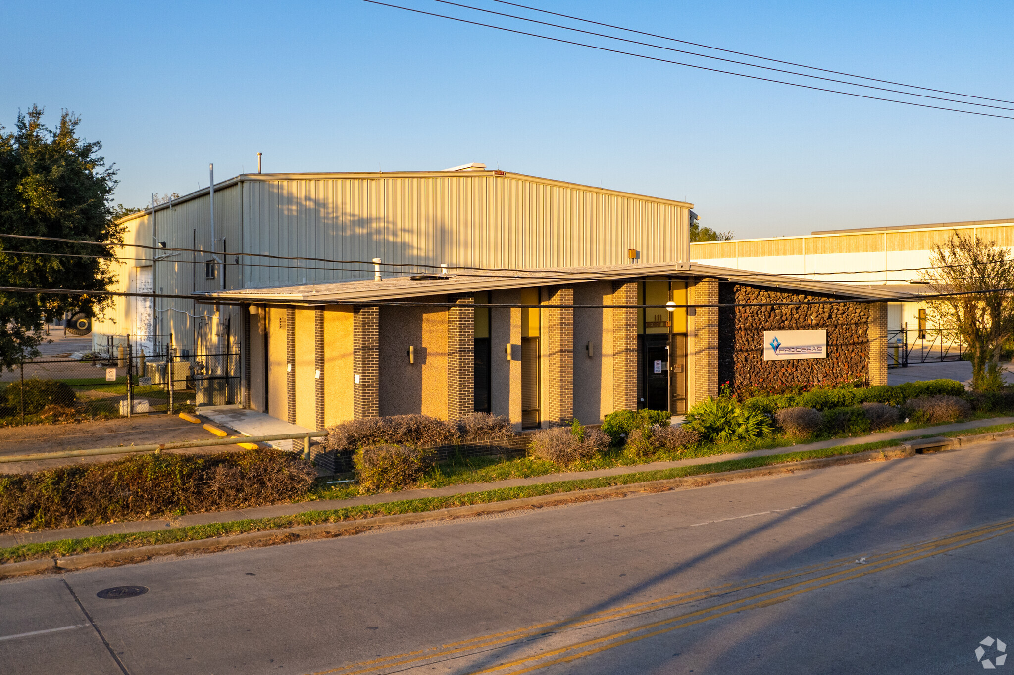 111 Berry Rd, Houston, TX for lease Building Photo- Image 1 of 17