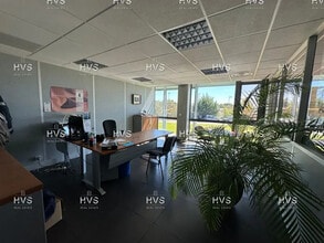 Flex in Venelles for lease Interior Photo- Image 2 of 10