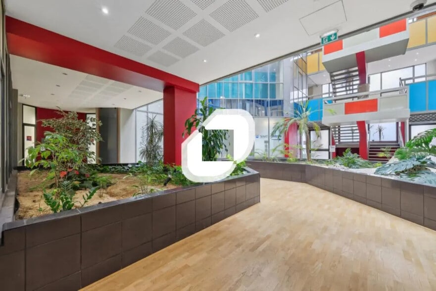 Office in Torcy for lease - Lobby - Image 2 of 12