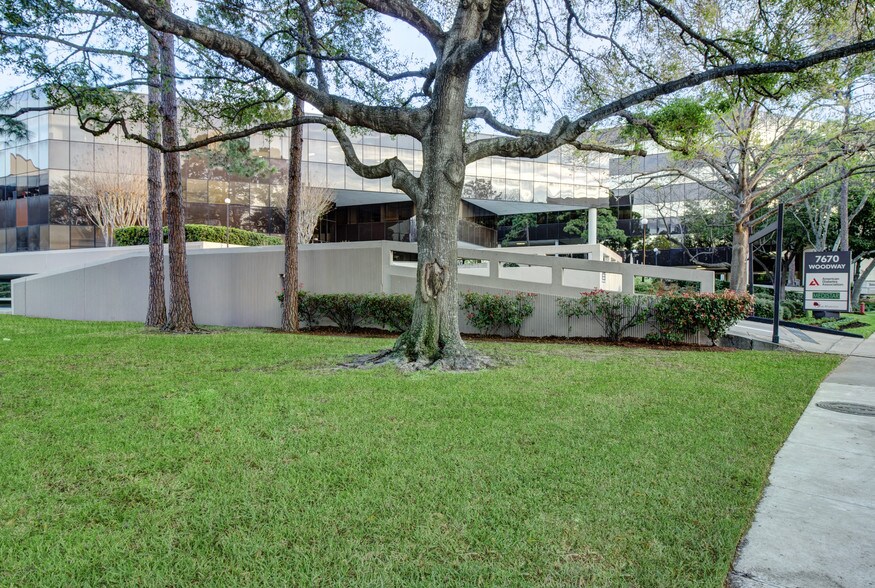 7670 Woodway Dr, Houston, TX à louer - Photo du bâtiment - Image 3 de 6