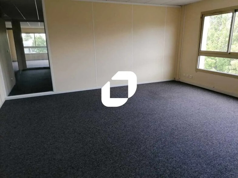 3 Rue De La Terre De Feu, Les Ulis for lease - Interior Photo - Image 3 of 8