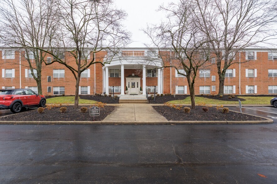 4577 Olentangy River Rd, Columbus, OH à vendre - Photo du bâtiment - Image 2 de 102