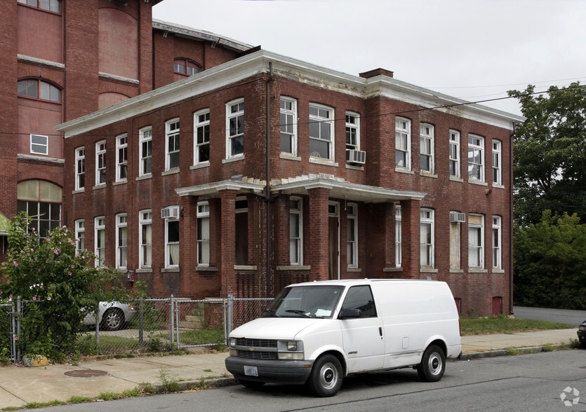 305 Nash Rd, New Bedford, MA for lease - Primary Photo - Image 1 of 4