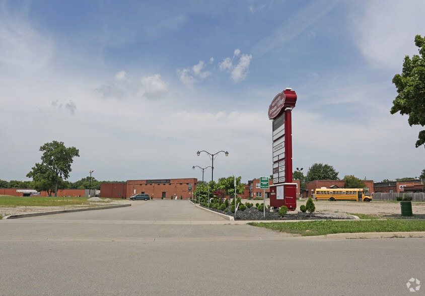 111 Sherwood Dr, Brantford, ON à louer - Photo du bâtiment - Image 2 de 3