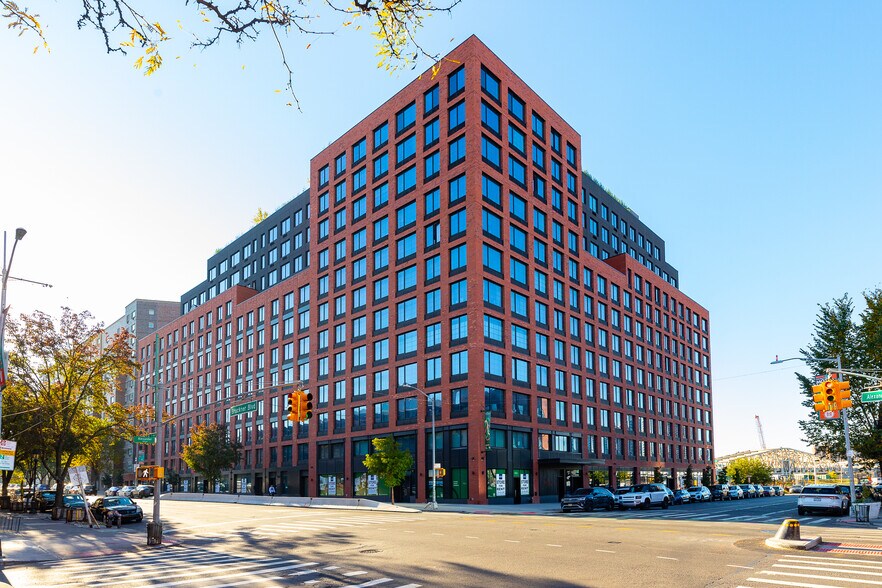 40 Bruckner Blvd, Bronx, NY à louer - Photo du bâtiment - Image 1 de 44