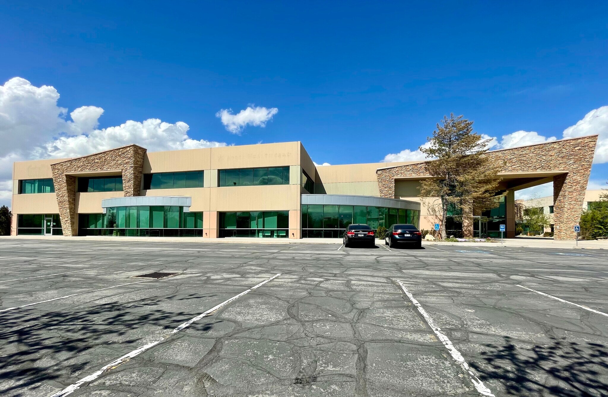 215 N Admiral Byrd Rd, Salt Lake City, UT à louer Photo du bâtiment- Image 1 de 7
