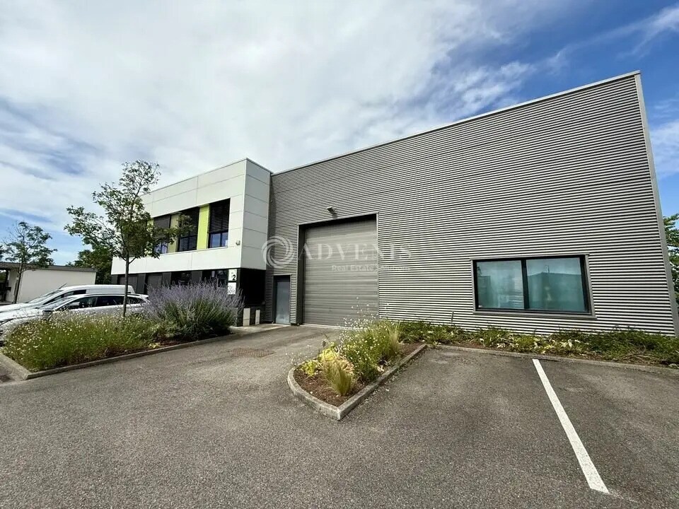 Flex in Vaulx-en-Velin for lease Building Photo- Image 1 of 13