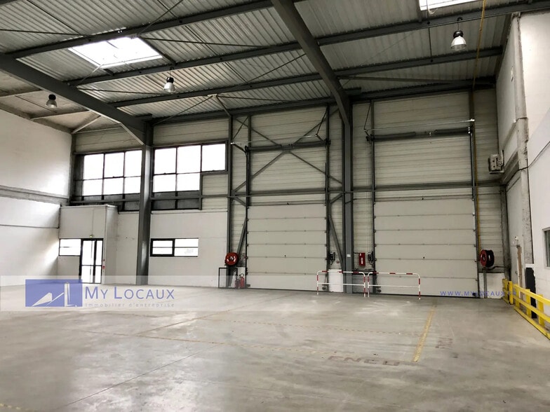 Flex in Le Blanc-Mesnil for lease - Interior Photo - Image 3 of 4