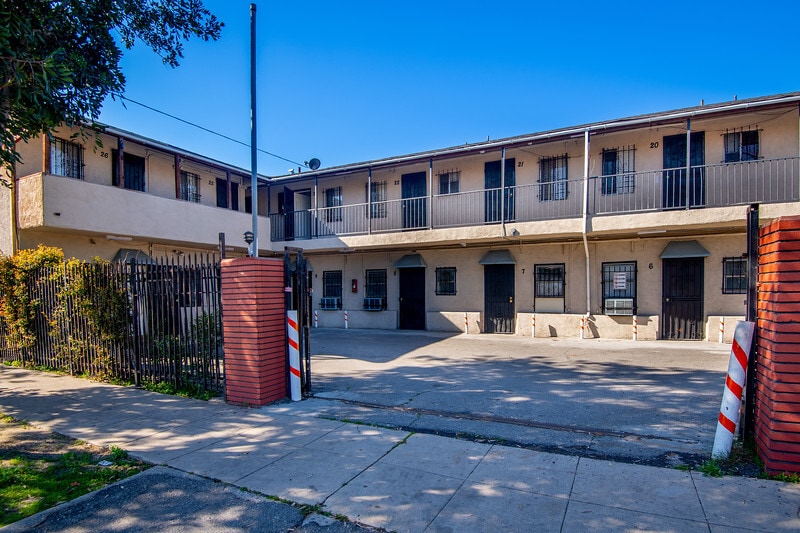 960 E Jefferson Blvd, Los Angeles, CA for sale - Building Photo - Image 2 of 15