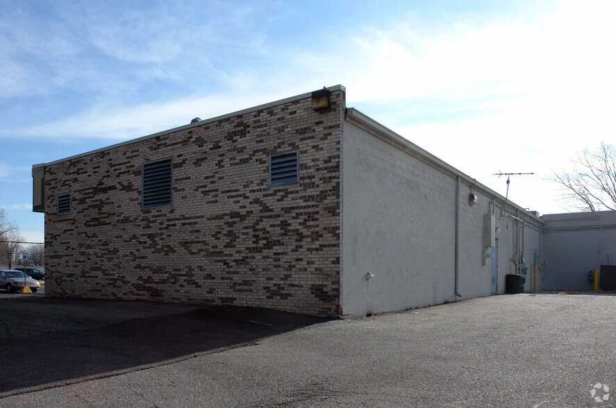 10870-10900 Beech Daly Rd, Taylor, MI for lease - Building Photo - Image 3 of 7