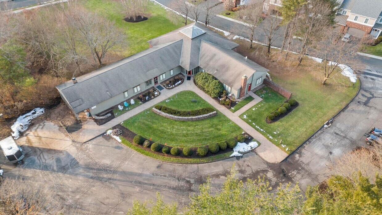1-3 Mill Pond Ln, Simsbury, CT à louer Aérien- Image 1 de 10