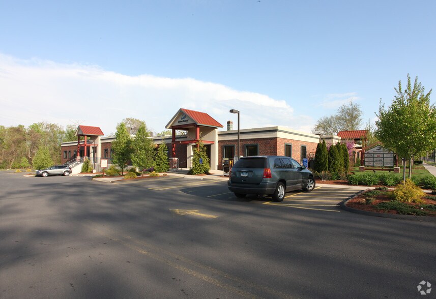 259-279 New Britain Road portefeuille de 2 propriétés à vendre sur LoopNet.ca - Photo du bâtiment - Image 1 de 2